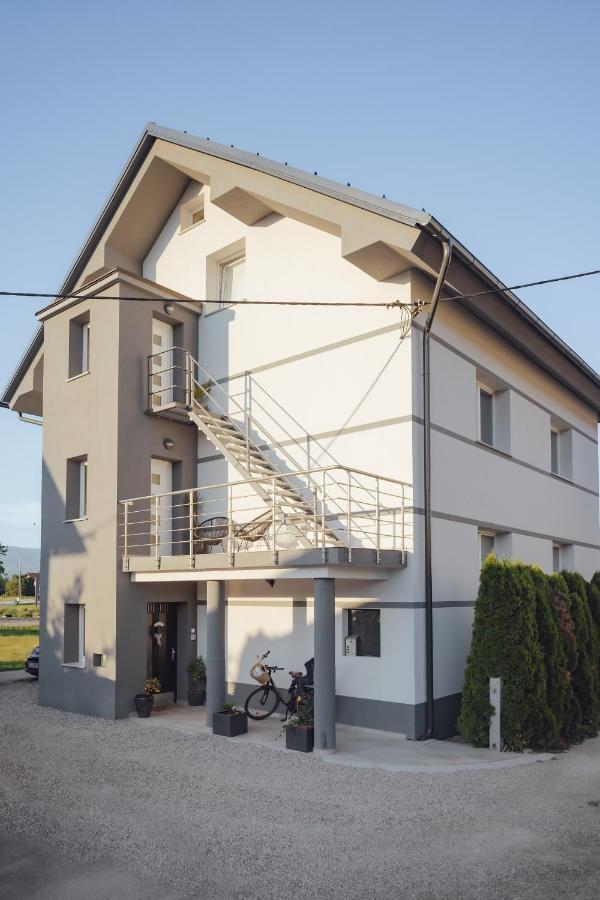 Apartment Drive Caffe *
